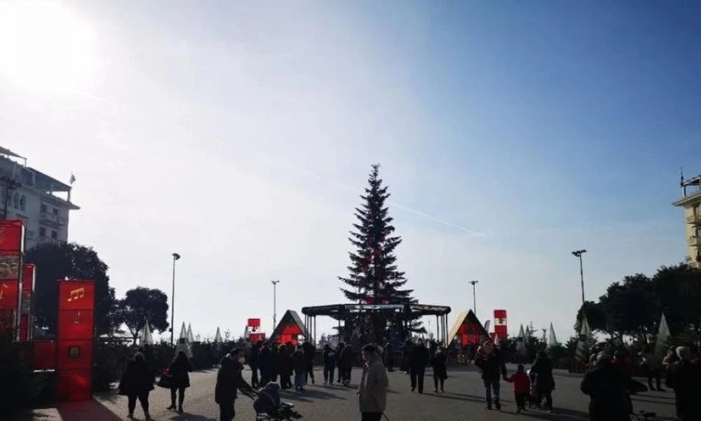 Oι Θεσσαλονικείς βγήκαν για μια γιορτινή βόλτα στο κέντρο της πόλης